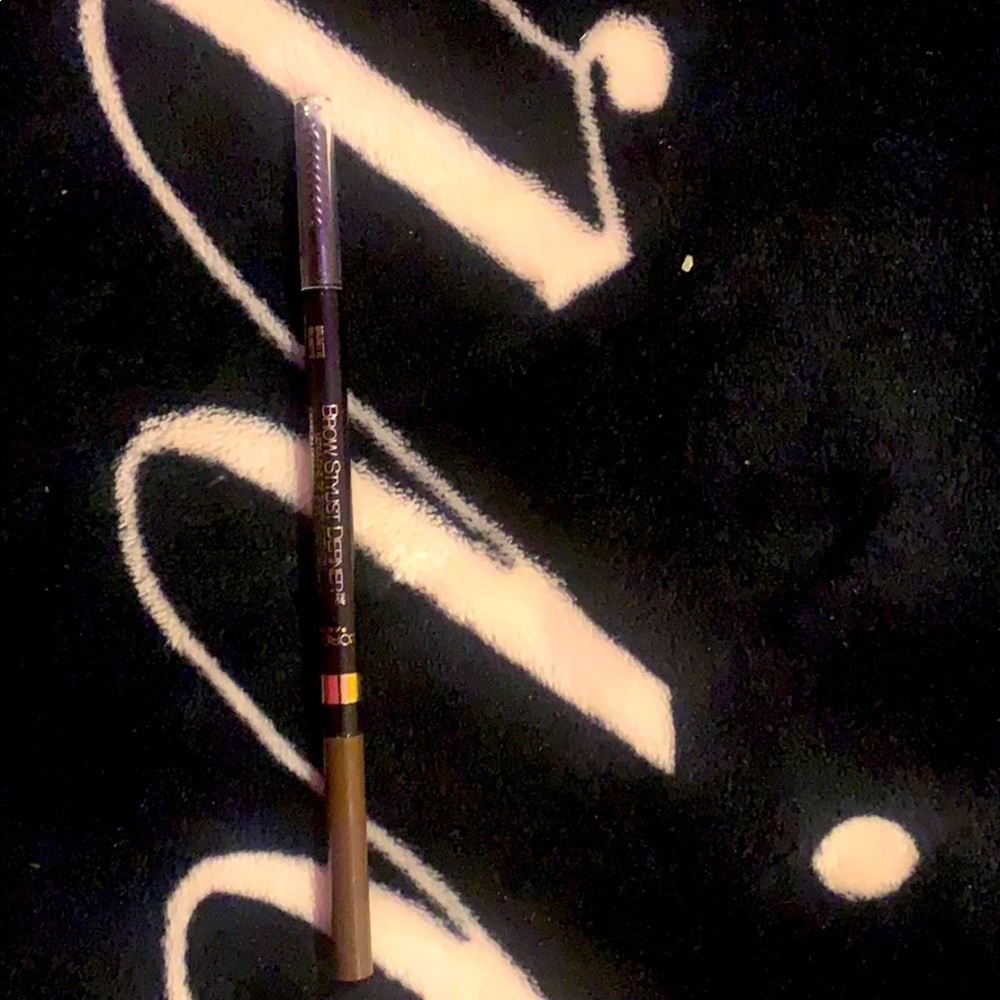 L’Oreal Paris brow stylist